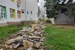 Edukačný dvor v základnej škole - dekoratívna grafika